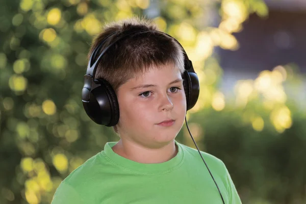 Retrato de niño con auriculares al aire libre — Foto de Stock