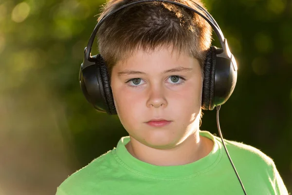 Porträt eines Jungen mit Kopfhörern im Freien — Stockfoto