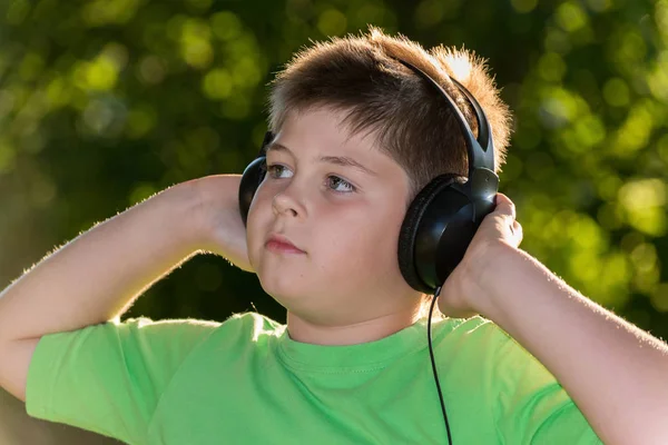 Porträtt av pojke med hörlurar utomhus — Stockfoto