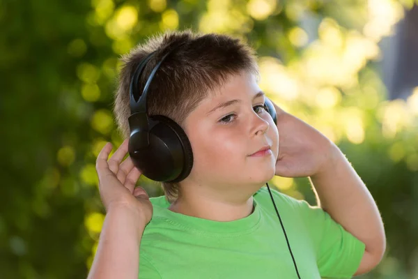 Retrato de niño con auriculares al aire libre — Foto de Stock