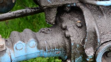 Ön aks mavi eski traktör