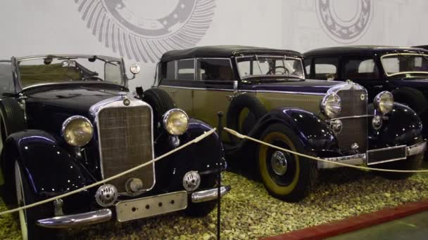 Moscú, Rusia - Enero 28.2017. Coches retro en el museo del transporte de Moscú — Vídeo de stock