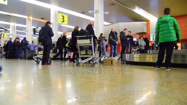 Moskva, Rusko - říjen 31.2016. Cestující čekají zavazadel na letiště Šeremetěvo — Stock video