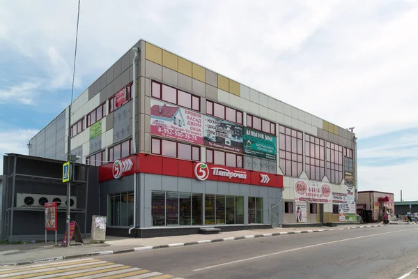 Gryazi, Rússia - 29 de junho de 2016. Loja Pyaterochka no shopping Rodina — Fotografia de Stock