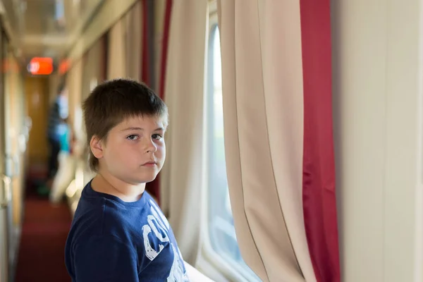 Jongen permanent op trein venster — Stockfoto