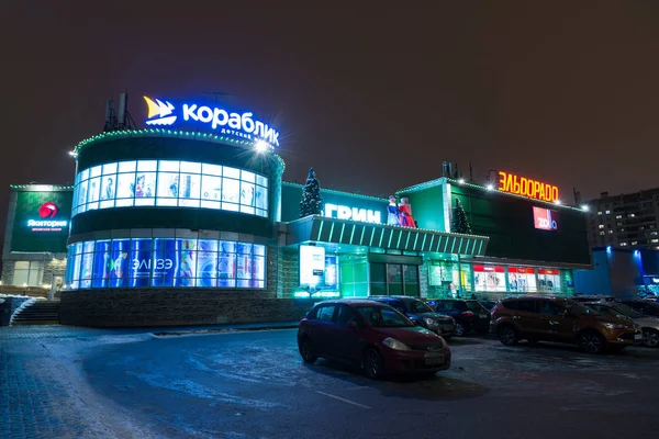 Москва, Россия - 17 ноября 2016 года. Зеленый торговый центр с магазинами "Эльдорадо" и "Коридор" в Зеленограде — стоковое фото