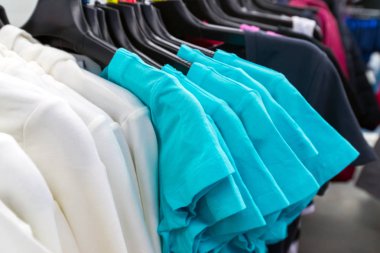 Bayan T-shirt askı Store üzerinde