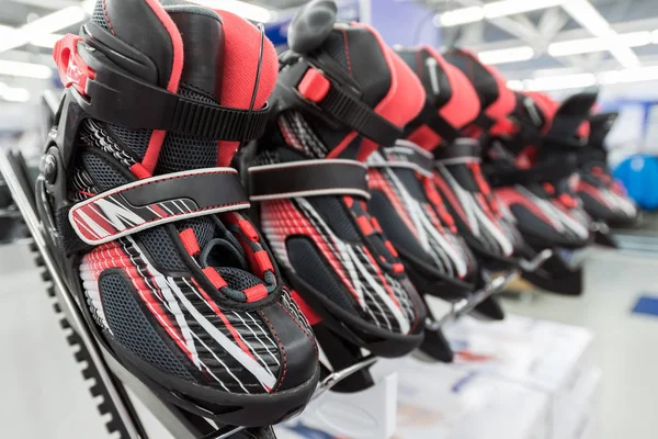Patins de hockey sur glace pour hommes en magasin — Photo
