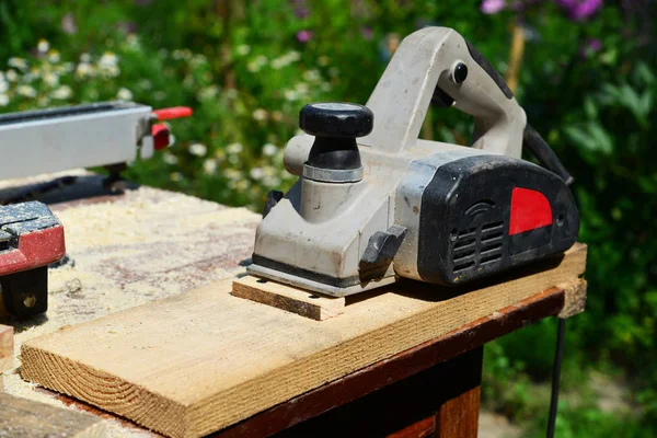 Electric planer is on board on the nature — Stock Photo, Image