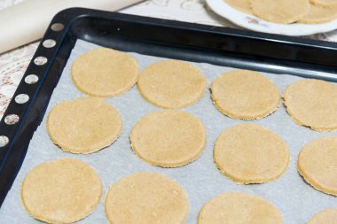 Sac pişirme üzerinde çiğ yulaf ezmeli kurabiye