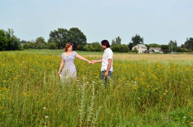 Kırsal kesimde niteliğine mutlu bir orta yaşlı çift