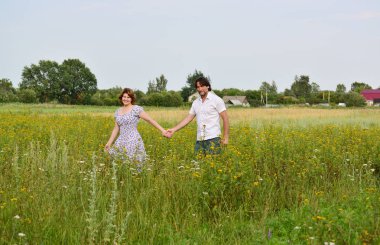 Kırsal kesimde niteliğine mutlu bir orta yaşlı çift