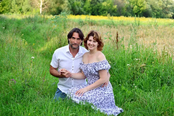 Man and woman on meadow in summer — Stock Photo, Image