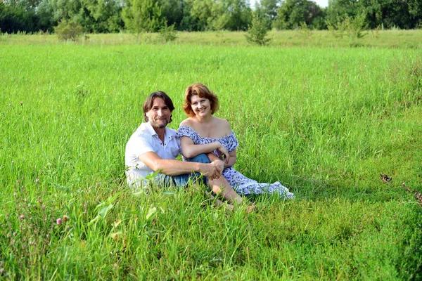 Homem e mulher no prado no verão — Fotografia de Stock