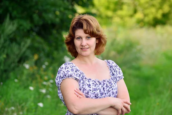 Vrouw in een zomerjurk in de natuur — Stockfoto