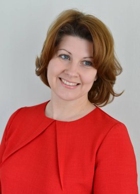 Kırmızı elbiseli bir pozitif kadın portresi