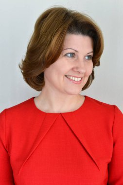 Kırmızı elbiseli gülümseyen kadın portresi