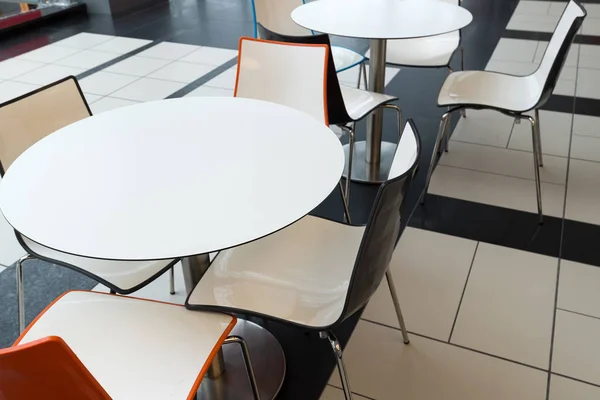 White plastic tables and chairs in cafe — Stock Photo, Image