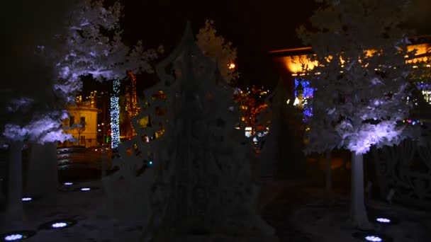 Moscú, Rusia - 22 de diciembre. 2016. Festival Viaje a la Navidad, instalación de luz Bosque Musical en la Plaza Pushkin — Vídeo de stock