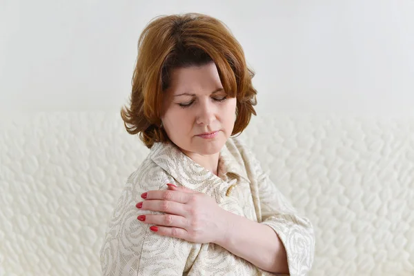 Mooie vrouw houdt haar hand op de pijnlijke schouder — Stockfoto