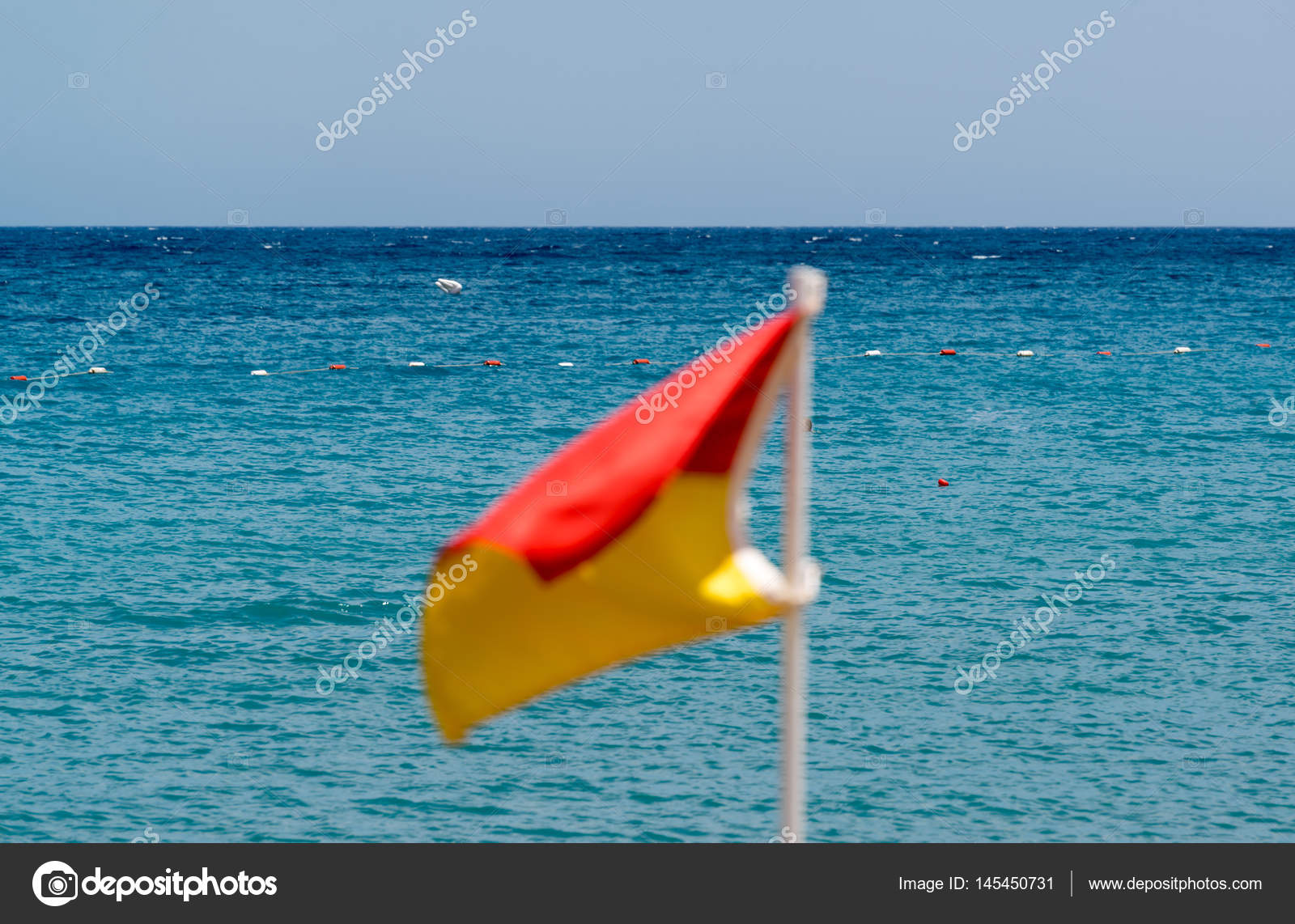 Rot gelbe flagge am strand