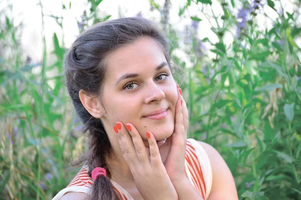 青の野生の花の美しいロシアの女の子の肖像画 — ストック写真