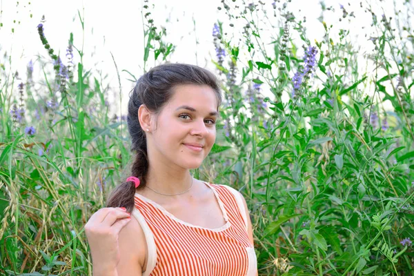 美丽的俄罗斯女孩，在蓝色的野花的肖像 — 图库照片