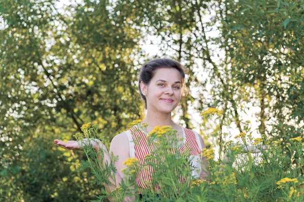 Positive girl in nature near tansy — Stock Photo, Image