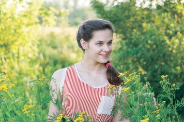 Rus sevimli kız vahşi çayır üzerinde