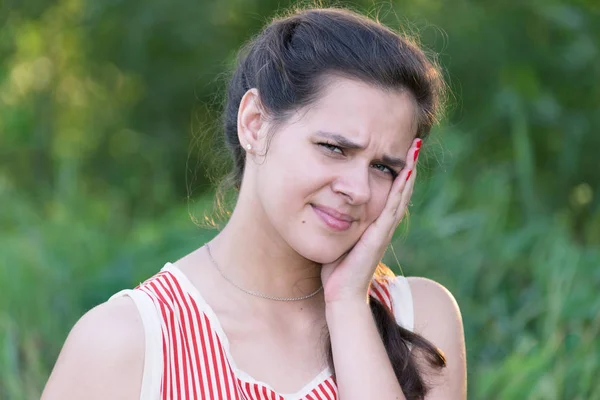 Chica adolescente con migraña en la naturaleza — Foto de Stock