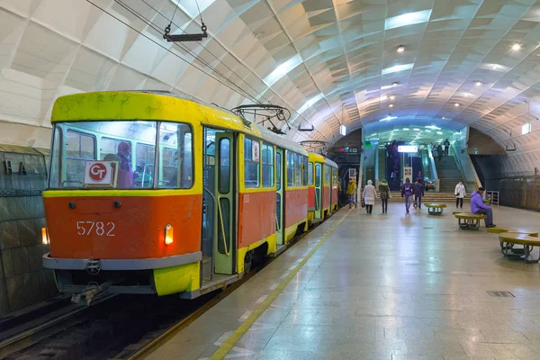 ヴォルゴグラード、ロシア - 11 月 1 日。2016。 レーニン広場 - 高速の地下の駅に路面電車します。 — ストック写真