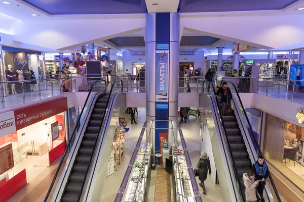 Volgograd, Russia - November 03.2016. Escalator in interior Shopping and entertainment complex Diamant — Stock Photo, Image