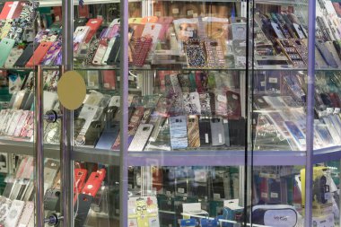 Volgograd, Rusya Federasyonu - Kasım 03.2016. Durumlar karmaşık Diamant alışveriş akıllı telefonlar için