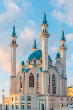 Gün batımında Minare Camii Kul-ı Şerif görünümünü. Rusya, Tataristan