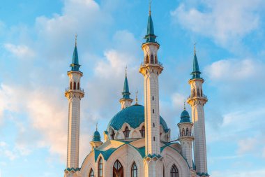 Gün batımında Minare Camii Kul-ı Şerif görünümünü. Rusya, Tataristan