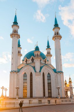 Bir gün batımında Kul-ı Şerif Camii görünümünü. Rusya, Tataristan