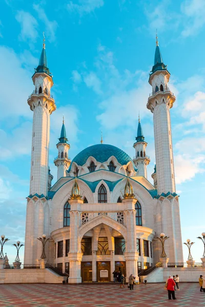 Казань, Россия - 26 марта 2017 г. Вид на мечеть Кул-Шариф на закате. Татарстан — стоковое фото
