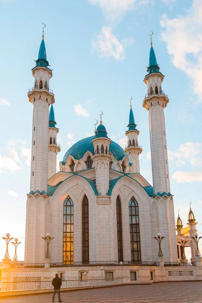 Bir gün batımında Kul-ı Şerif Camii görünümünü. Rusya, Tataristan