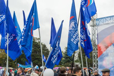 Volgograd, Rusya Federasyonu - Kasım 04.2016. Kutlama günü Ulusal Birlik Birleşik Rusya partisi bayrakları
