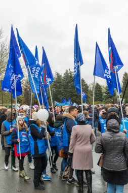 Volgograd, Rusya Federasyonu - Kasım 04.2016. Kutlama günü Ulusal Birlik Birleşik Rusya partisi bayrakları