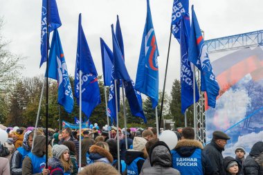 Volgograd, Rusya Federasyonu - Kasım 04.2016. Kutlama günü Ulusal Birlik Birleşik Rusya partisi bayrakları