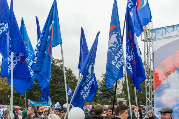 Volgogrado, Rusia - Noviembre 04.2016. Las banderas de Rusia Unida fiesta en la celebración del Día de la Unidad Nacional — Foto de Stock