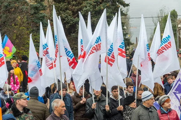 Volgogrado, Rusia - Noviembre 04.2016. Banderas Joven Guardia - organización juvenil en el Día de la Unidad Nacional — Foto de Stock
