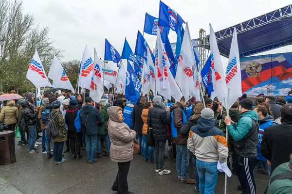 Volgogrado, Rusia - Noviembre 04.2016. Representantes de partidos políticos con banderas en el Día de la Unidad Nacional — Foto de Stock