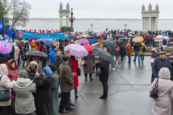 Volgogrado, Rusia - Noviembre 04.2016. Celebrando el Día de la Unidad Nacional en el paseo marítimo — Foto de Stock