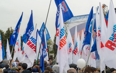 Volgograd, Rusya Federasyonu - Kasım 04.2016. Parti bayrakları Birleşik Rusya ve Genç Muhafız üzerinde ulusal birlik günü