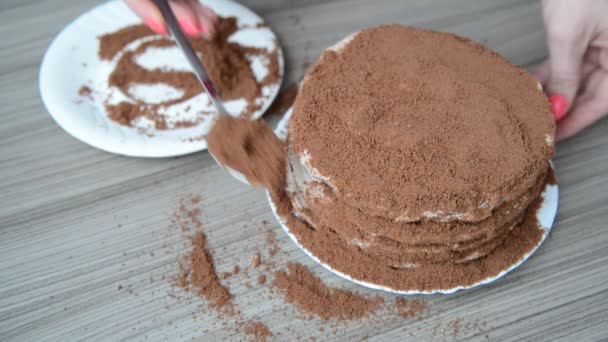 Mujer cubre pastel con migas de galletas — Vídeos de Stock