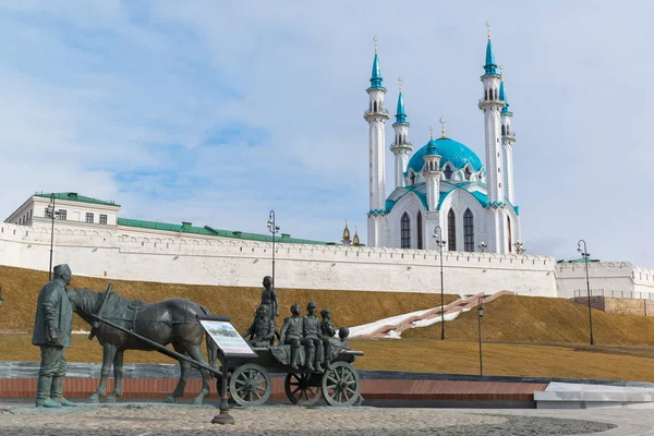 Kazan, Russia - March 28.2017. Monument to benefactor against backdrop of Kazan Kremlin. Russia, Republic of Tatarstan — Stock Photo, Image