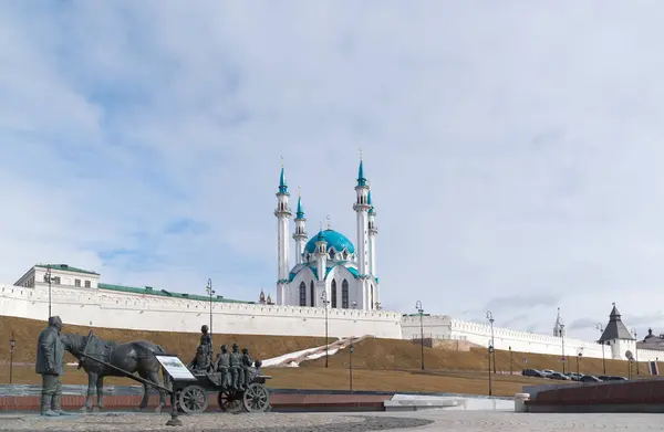 Kazan, Russland - 28. mars 2017. Monument til velgjører mot Kazan Kreml. Russland, Republikken Tatarstan – stockfoto