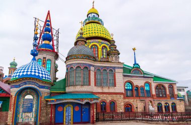 Bütün dinlerin Tapınağı kubbeleri. Köy, eski Arakchino. Kazan, Tataristan.